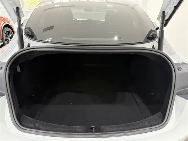 Tesla Model 3 — Фото автомобиля 8