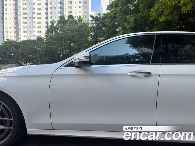 Mercedes-Benz E-Class — Фото автомобиля 3
