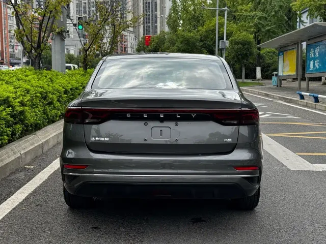 Geely Emgrand — Фото автомобиля 23