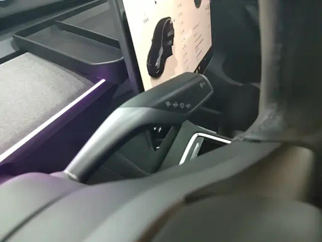 Tesla Model Y — Фото автомобиля 13