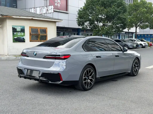 BMW i7 — Фото автомобиля 7