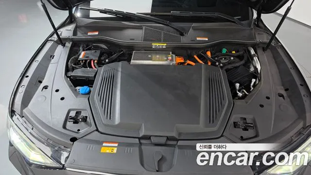 Audi e-tron — Фото автомобиля 8