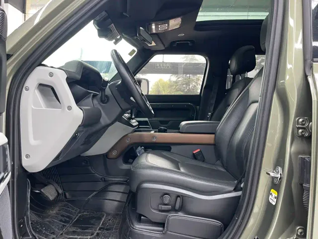 Land Rover Defender — Фото автомобиля 11