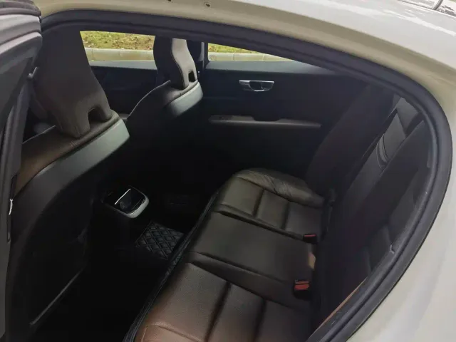 Volvo S60 Plug-in Hybrid — Фото автомобиля 17