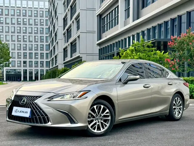 Фотография автомобиля — Lexus ES