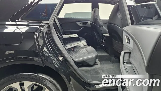 Audi Q8 55 TFSI quattro Premium — Фото автомобиля 12