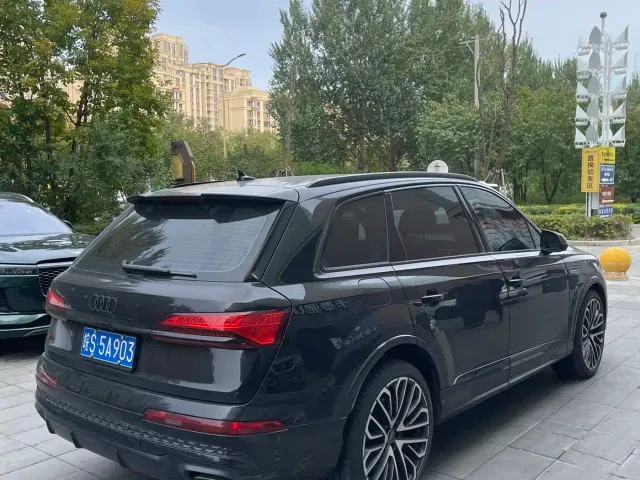 Audi Q7 — Фото автомобиля 9