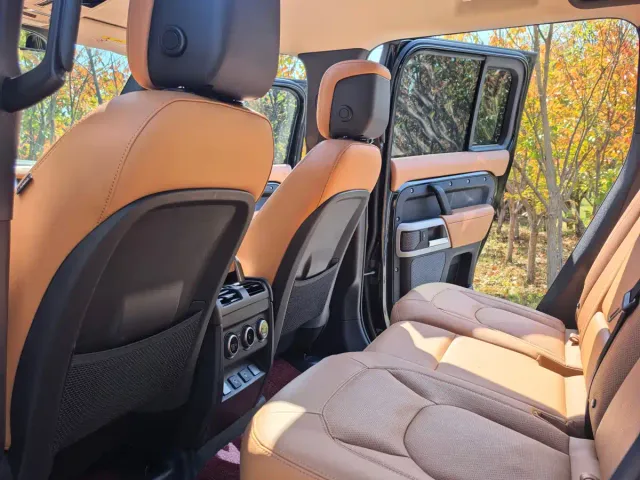 Land Rover Defender — Фото автомобиля 9
