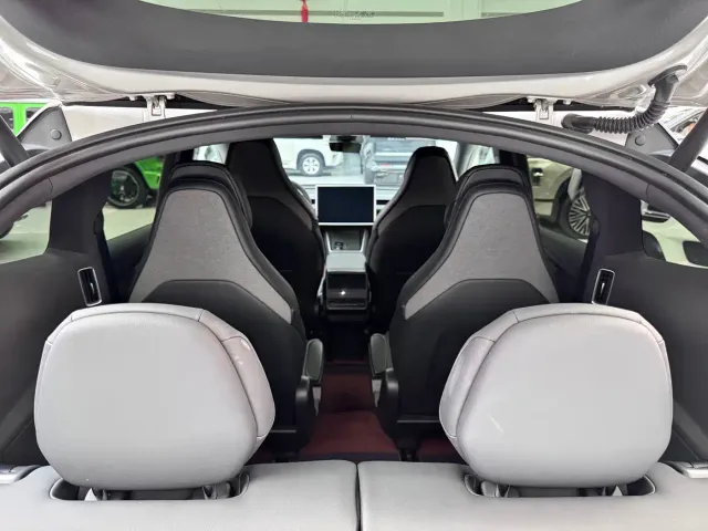 Tesla Model Y L — Фото автомобиля 12