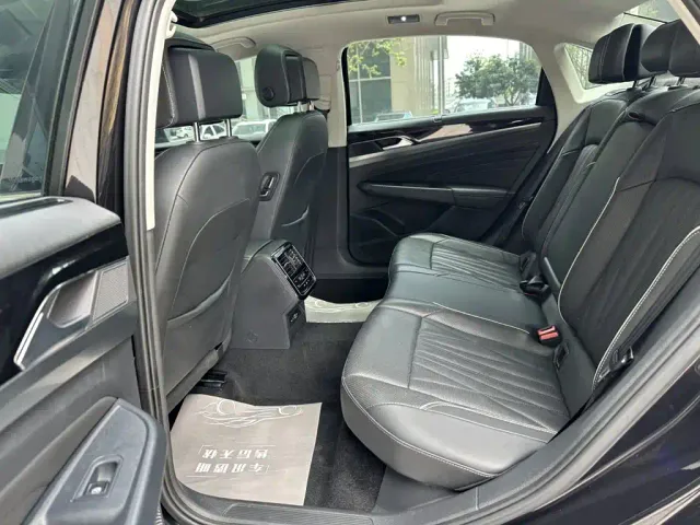 Volkswagen Passat — Фото автомобиля 12