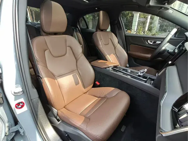 Volvo S60 — Фото автомобиля 6