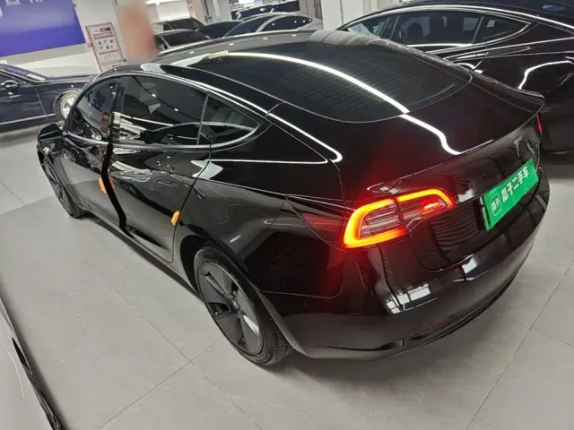 Tesla Model 3 — Фото автомобиля 4