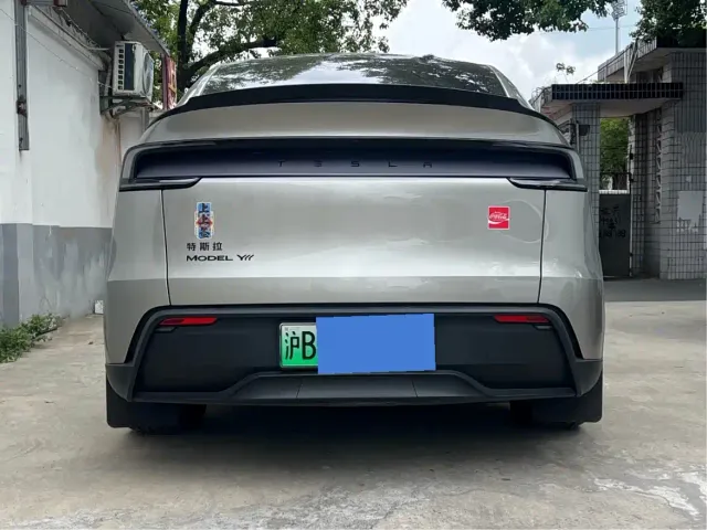 Tesla Model Y L — Фото автомобиля 5