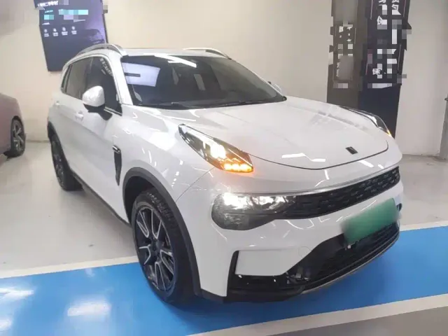 Lynk & Co 01 — Фото автомобиля 3