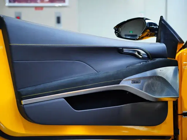 Lotus Emira — Фото автомобиля 16