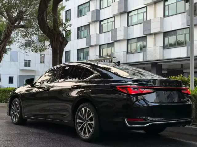 Lexus ES — Фото автомобиля 9