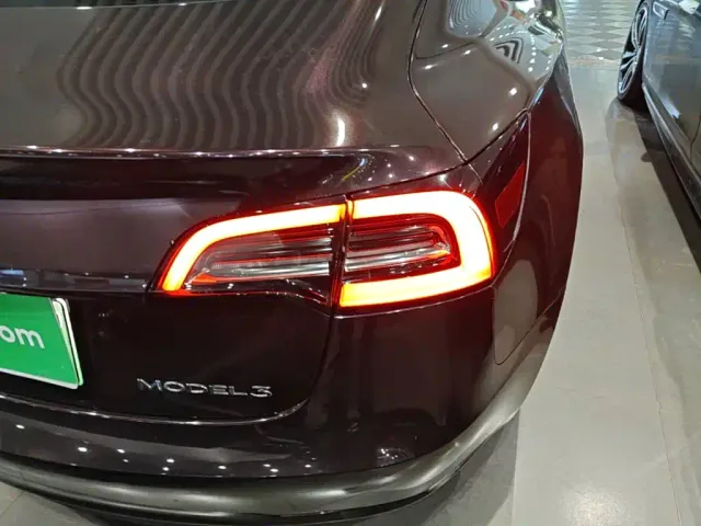 Tesla Model 3 — Фото автомобиля 7