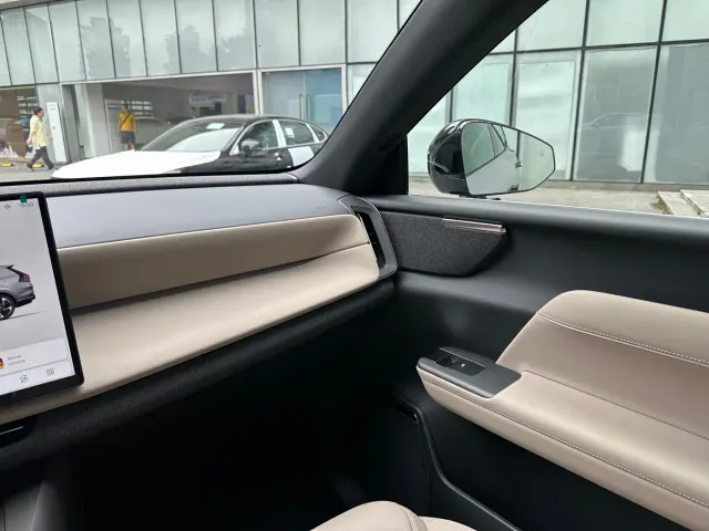 Volvo XC70 Plug-in Hybrid — Фото автомобиля 11