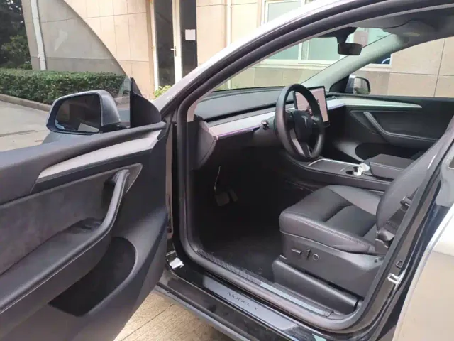 Tesla Model Y — Фото автомобиля 15