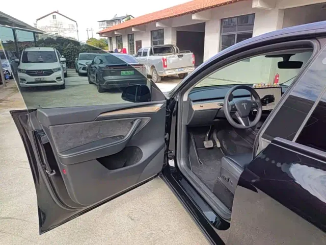 Tesla Model Y — Фото автомобиля 15