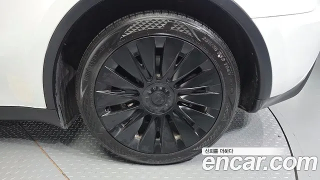 Tesla Model Y — Фото автомобиля 5