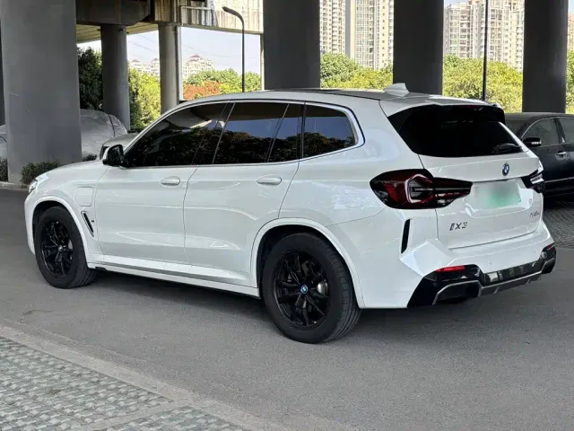 BMW iX3 — Фото автомобиля 4