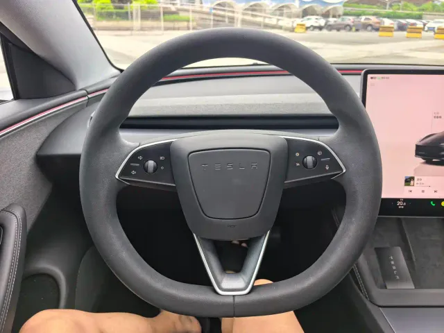 Tesla Model 3 — Фото автомобиля 14
