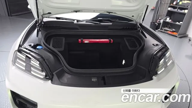 Porsche Macan Electric — Фото автомобиля 9