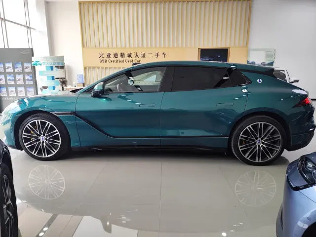 Denza Z9GT — Фото автомобиля 10