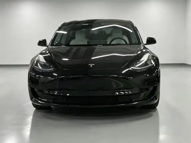 Tesla Model 3 — Фото автомобиля 2