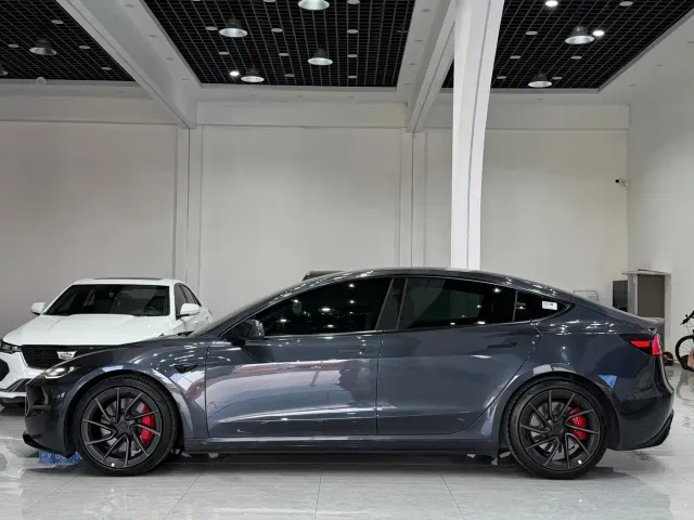 Tesla Model 3 — Фото автомобиля 6