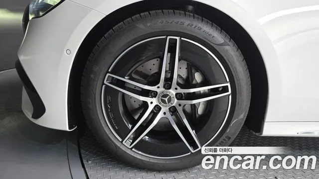 Mercedes-Benz E-Class — Фото автомобиля 5