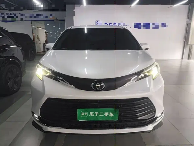 Toyota Sienna — Фото автомобиля 2