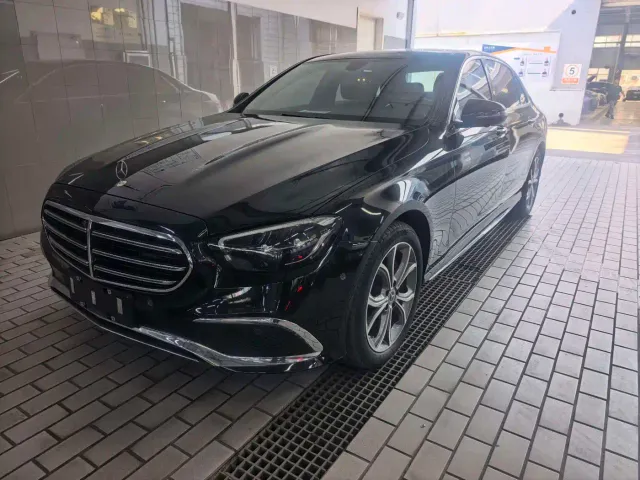 Фотография автомобиля — Mercedes-Benz E-Class