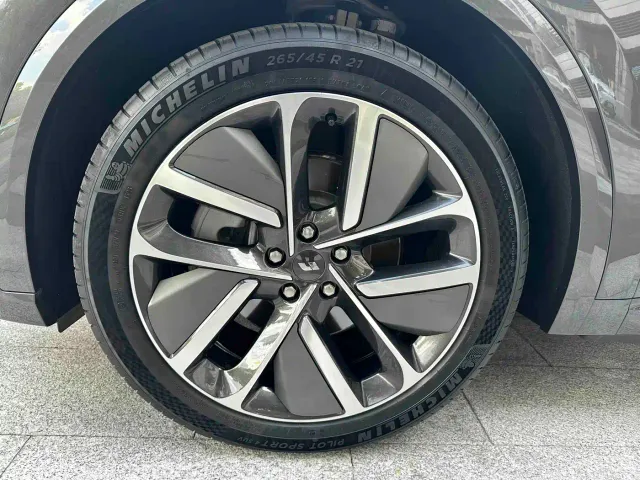 Li Auto L8 — Фото автомобиля 10