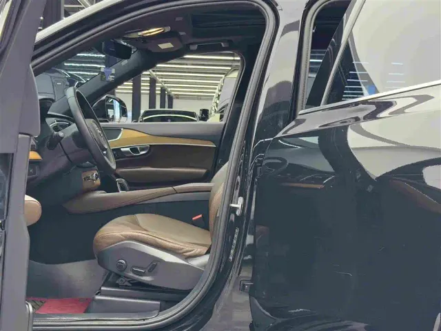Volvo XC90 — Фото автомобиля 8
