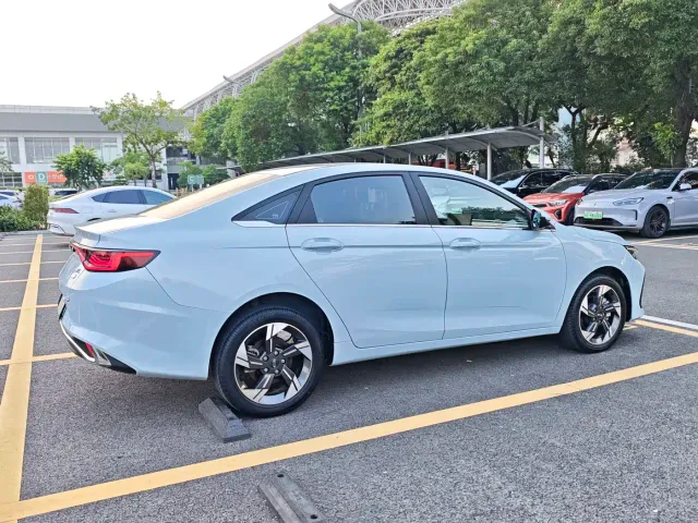 Geely Emgrand L — Фото автомобиля 22