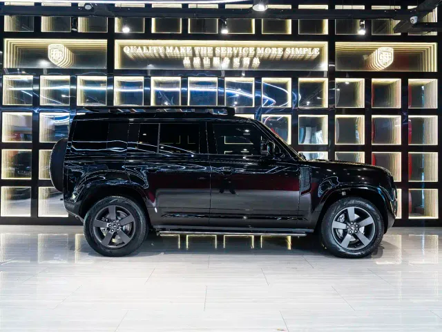 Land Rover Defender — Фото автомобиля 7