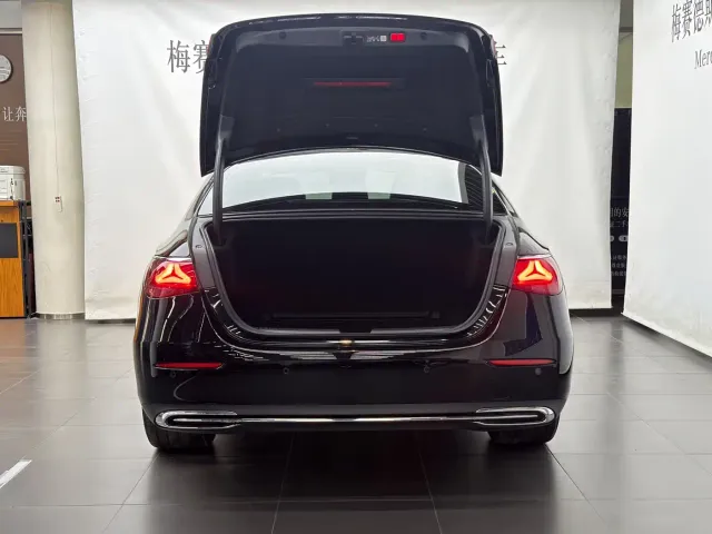 Mercedes-Benz E-Class — Фото автомобиля 5