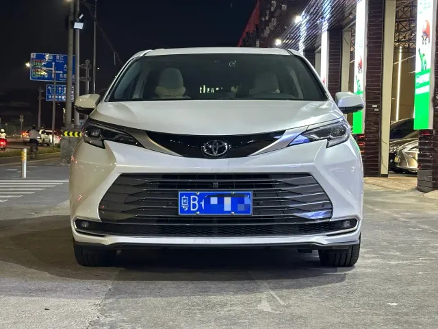 Toyota Sienna — Фото автомобиля 2