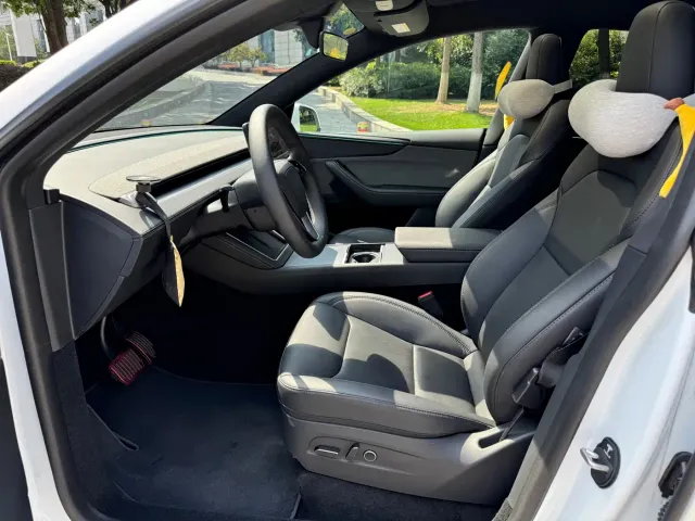 Tesla Model Y — Фото автомобиля 8