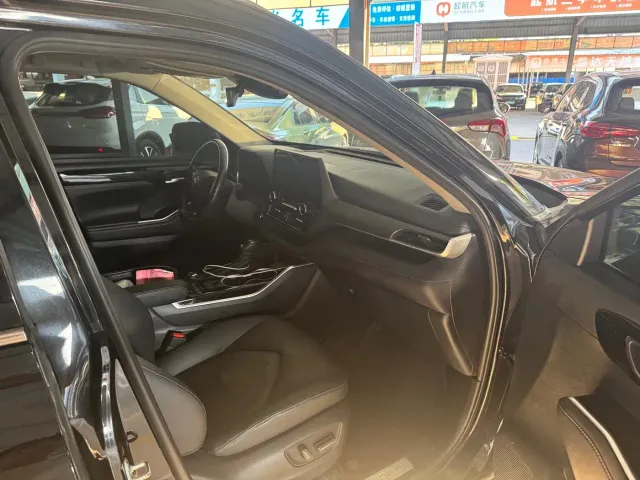Toyota Highlander — Фото автомобиля 10