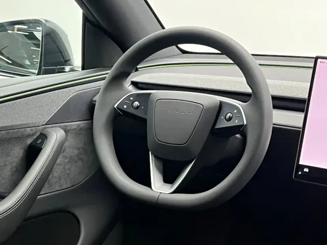 Tesla Model Y L — Фото автомобиля 23