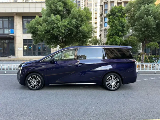 GAC Trumpchi E8 — Фото автомобиля 3