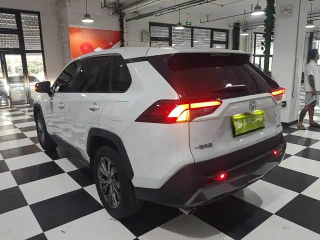 Toyota RAV4 — Фото автомобиля 4