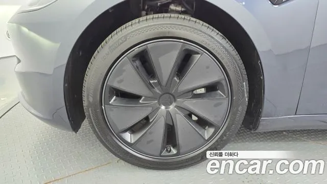 Tesla Model 3 — Фото автомобиля 5