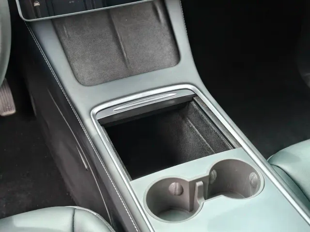 Tesla Model Y — Фото автомобиля 10