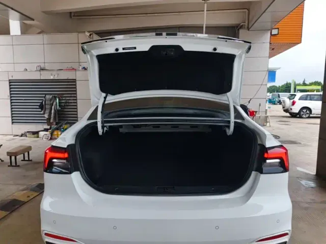 Roewe i6 MAX EV — Фото автомобиля 18