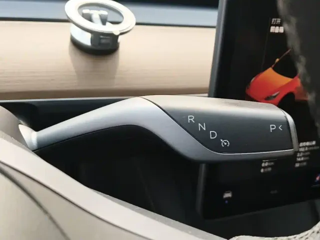 Tesla Model Y — Фото автомобиля 13
