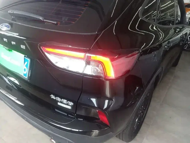 Ford Escape — Фото автомобиля 7